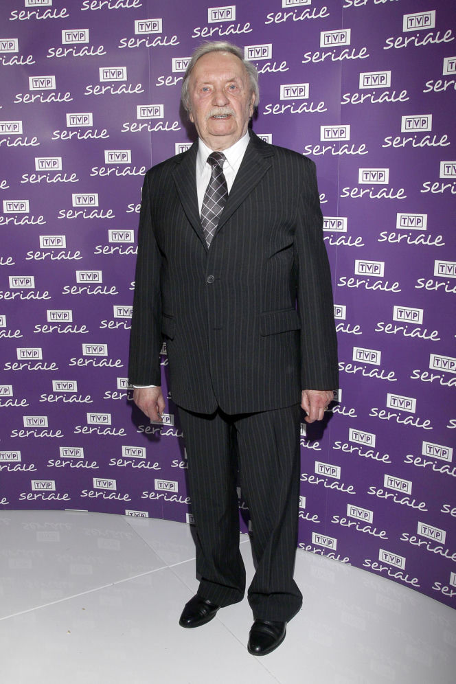 Wojciech Pokora odzywa się z zaświatów i siada z żoną w fotelu