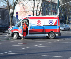 Zderzenie suzuki z karetką na sygnale na skrzyżowaniu Zamienieckiej z Ostrobramską