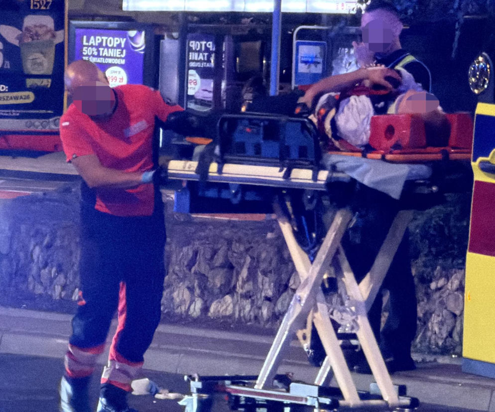 Poważny wypadek w centrum Warszawy. Dwójka pieszych wpadła pod motocykl