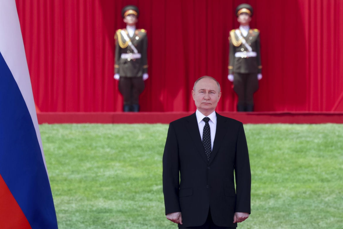 Putin w objęciach Kim Dzong Una! "Przyjacielska pogawędka"