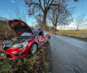 Zajączki. Strażacy nie dotarli na ważną uroczystość z powodu wypadku. Zderzyli się z kierującym ciągnikiem [ZDJĘCIA].