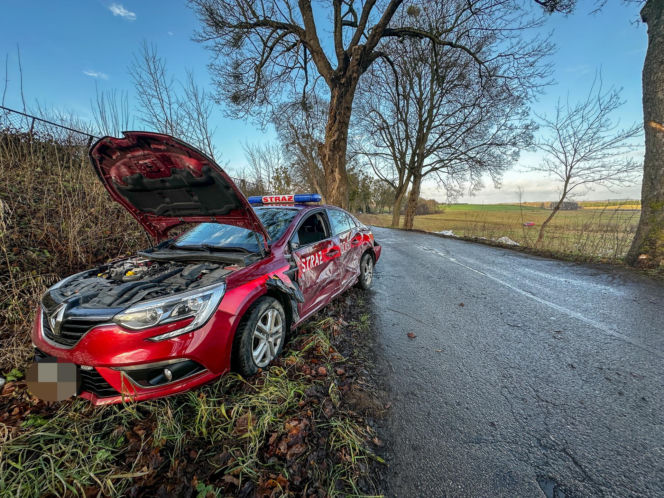 Zajączki. Strażacy nie dotarli na ważną uroczystość z powodu wypadku. Zderzyli się z kierującym ciągnikiem [ZDJĘCIA].