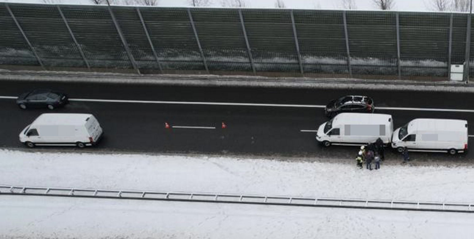 Groźny wypadek na A2. Rozbite cztery auta, sprawca uciekł z miejsca wypadku
