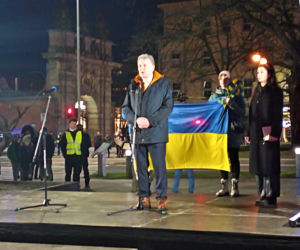 Manifestacja przeciwko wojnie na Ukrainie na placu Solidarności w Szczecinie