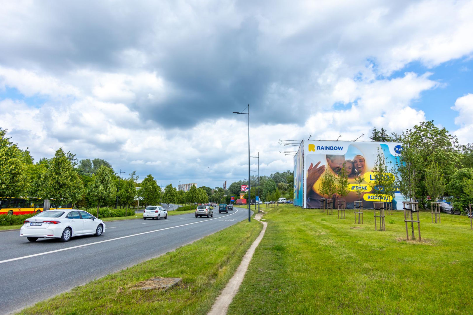 Otoczony reklamami dom przy Dolinie Służewieckiej w Warszawie