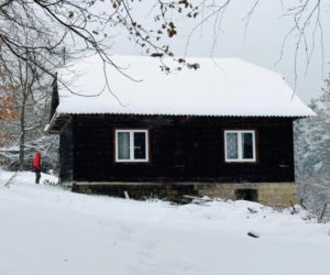 Remont drewnianej chaty w Tropiu (woj. małopolskie)