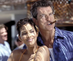 Halle Berry nadal jest dziewczyną Bonda! To królowa bikini
