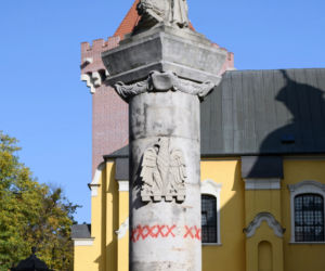 Tajemnicze znaki X na pomniku 15. Pułku Ułanów Poznańskich! Kto je namalował? [ZDJĘCIA] 