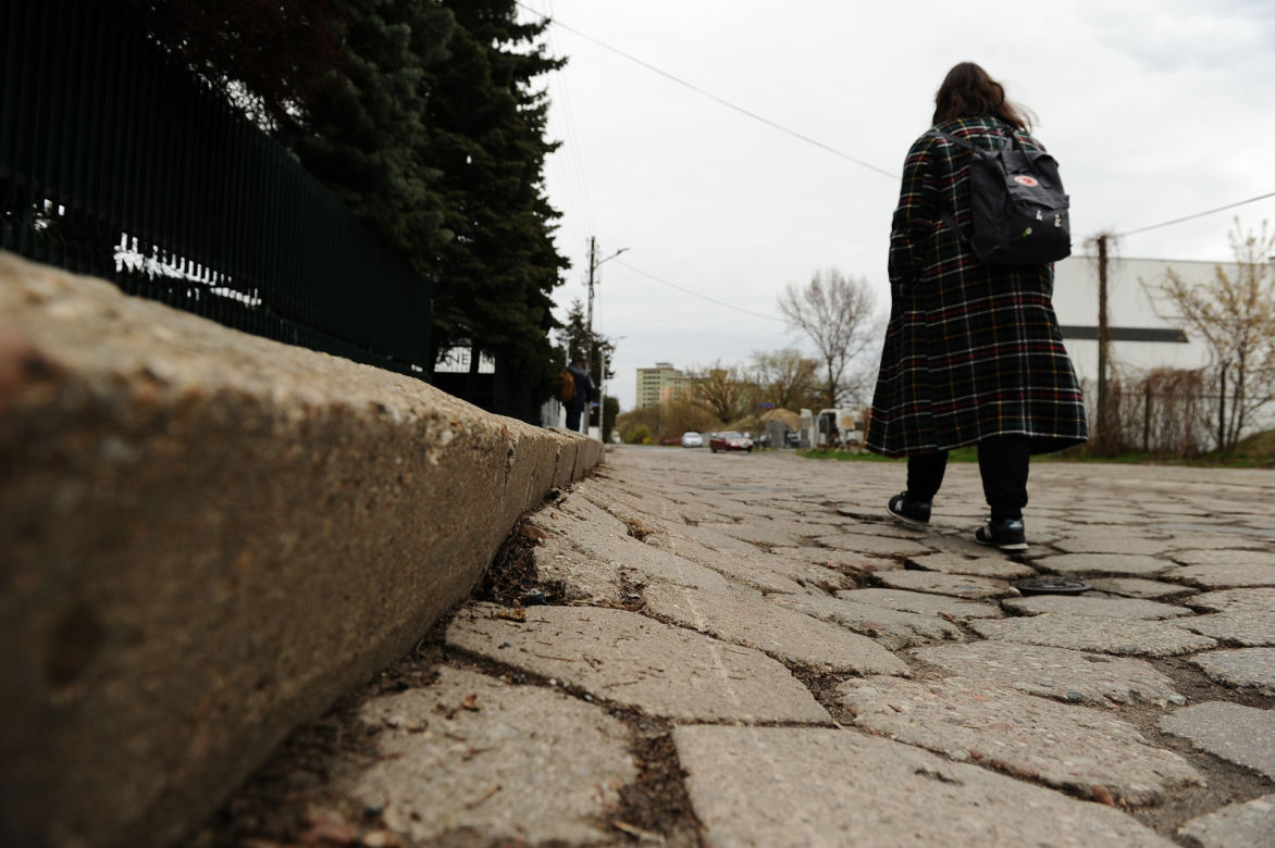 Ciężarówki jeżdżą mimo zakazu od prawie 30 lat. Mieszkańcy ul. Konwaliowej mają dość