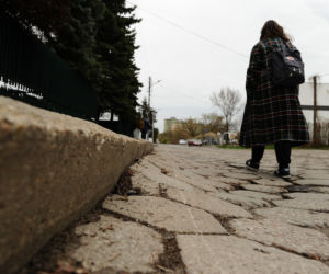 Ciężarówki jeżdżą mimo zakazu od prawie 30 lat. Mieszkańcy ul. Konwaliowej mają dość