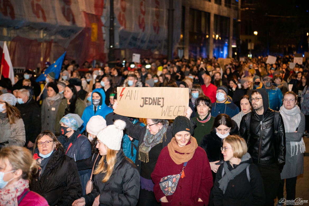 Kraków: "Ani jednej więcej". Protest po śmierci ciężarnej Izabeli z Pszczyny