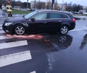 Samochód uderzył w latarnię. Mężczyzna trafił do szpitala