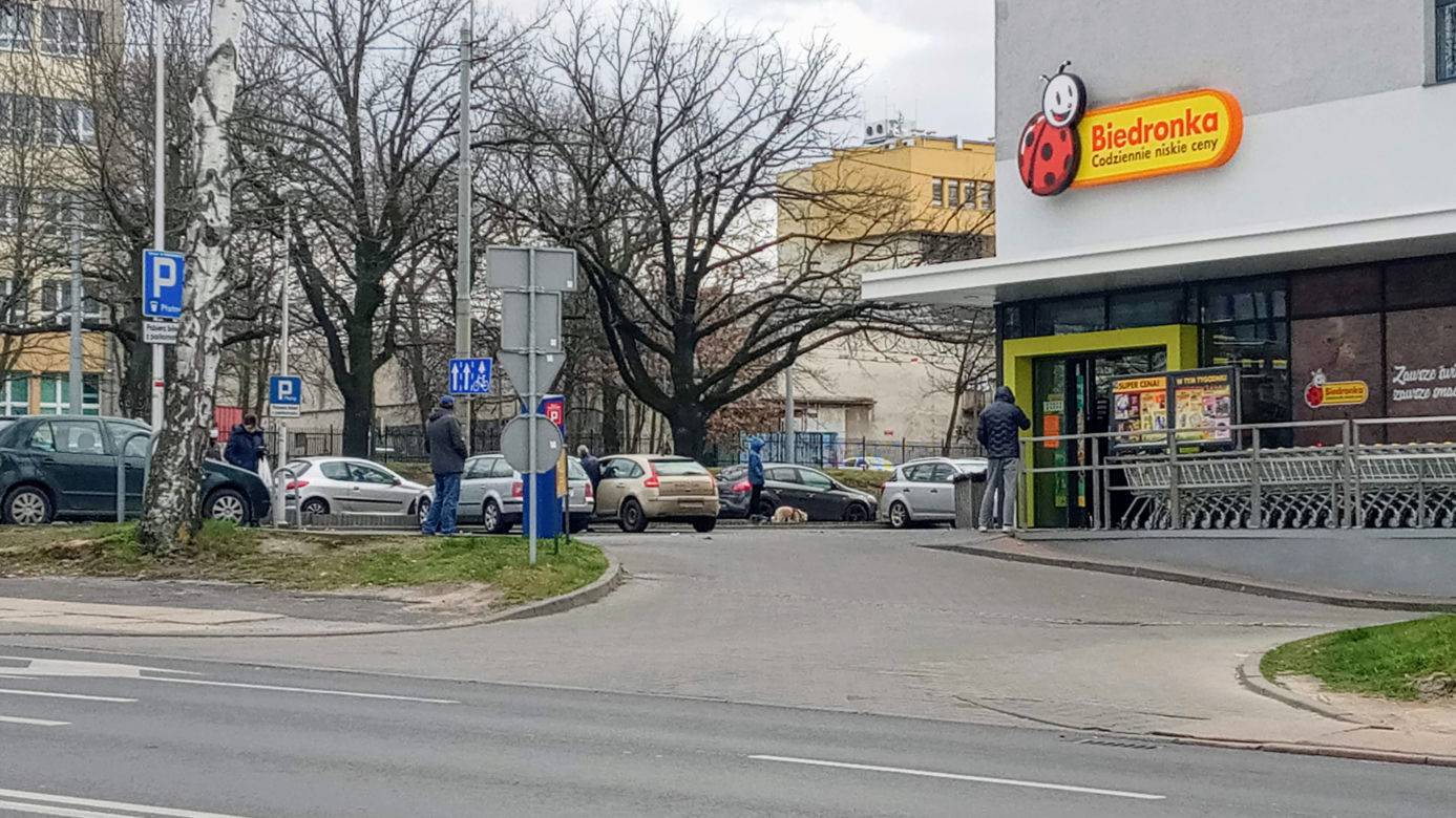 Ograniczenia z powodu epidemii spowodowało kolejki przed sklepami 
