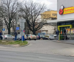 Ograniczenia z powodu epidemii spowodowało kolejki przed sklepami 