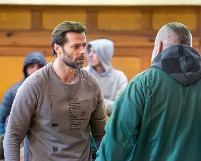 Pierwsza miłość, odcinek 4172. więźniowie w więzieniu Bartka (Rafał Kwietniewski)