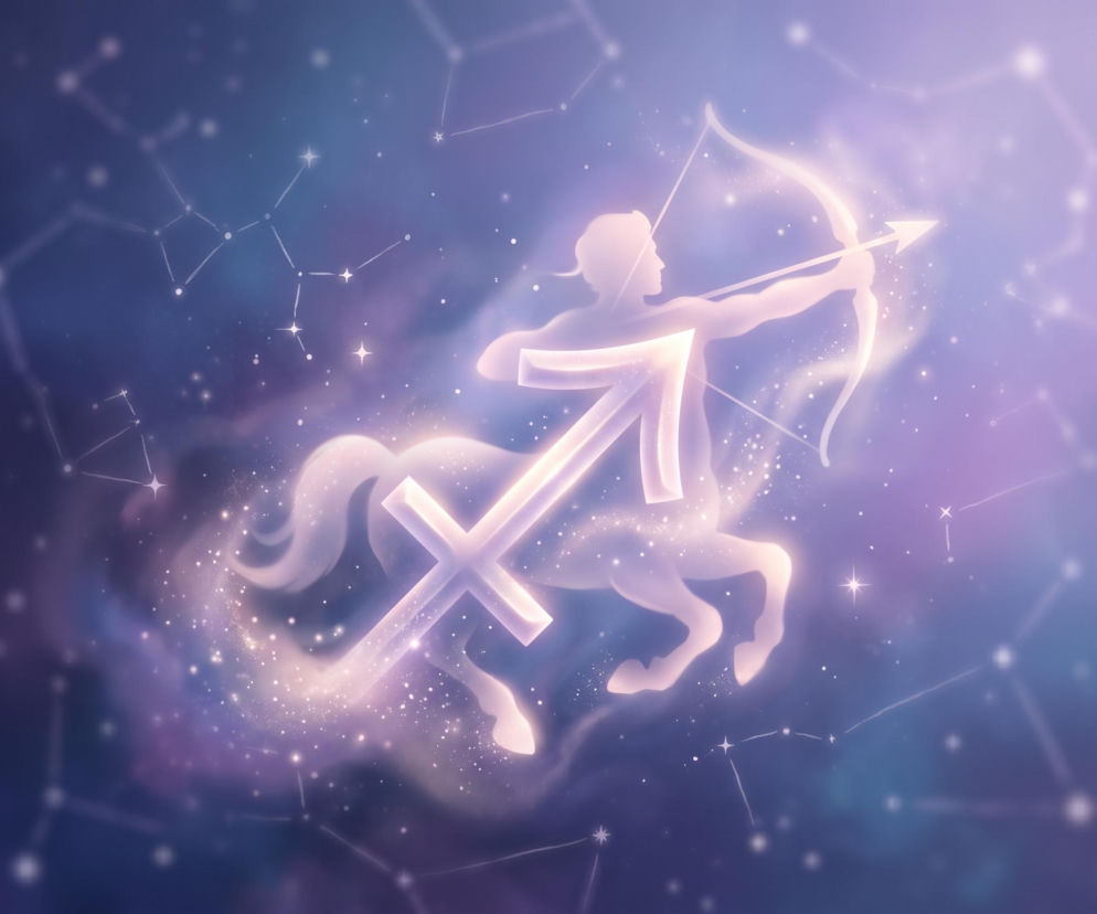 Świecący symbol zodiaku Strzelec na tle gwieździstego nieba. Horoskop dla tego znaku znajdziesz w serwisie Eska.
