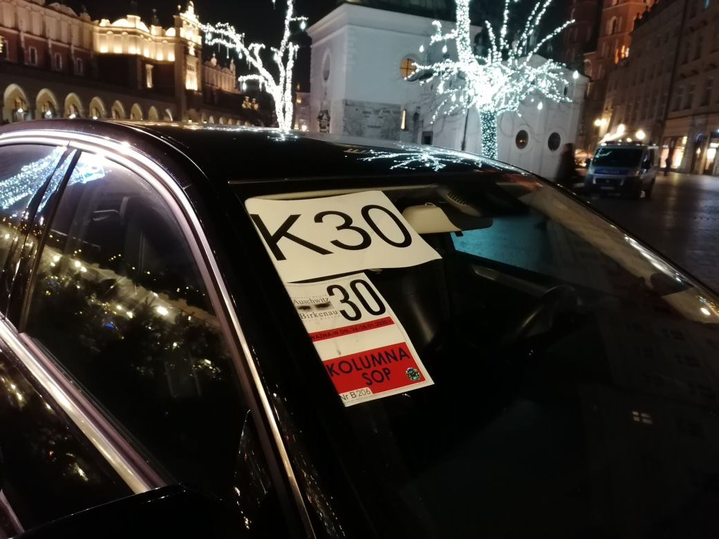 Krakowski Rynek pełen policji i służb