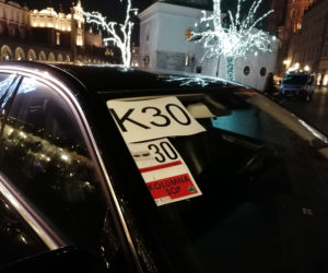 Krakowski Rynek pełen policji i służb