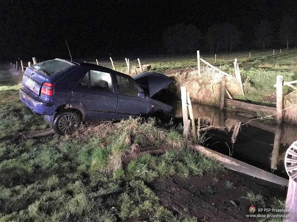 Przasnysz. Auto wpadło do wody, lądując na dachu! Kierowca uciekł [ZDJĘCIA]
