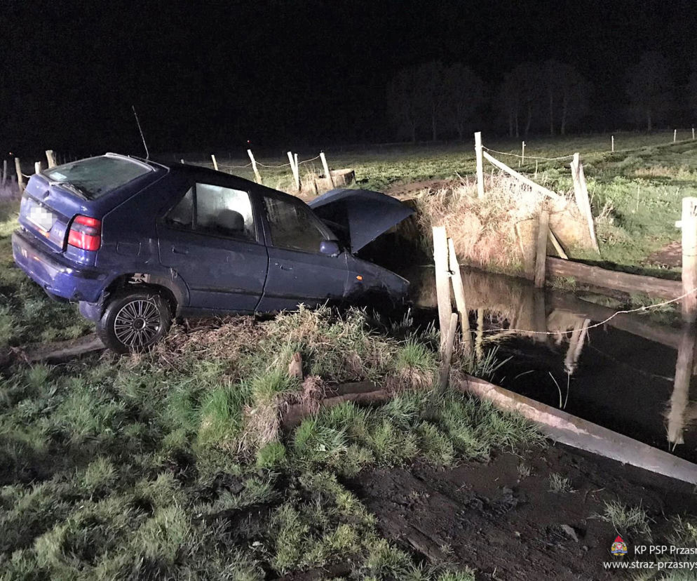 Przasnysz. Auto wpadło do wody, lądując na dachu! Kierowca uciekł [ZDJĘCIA]