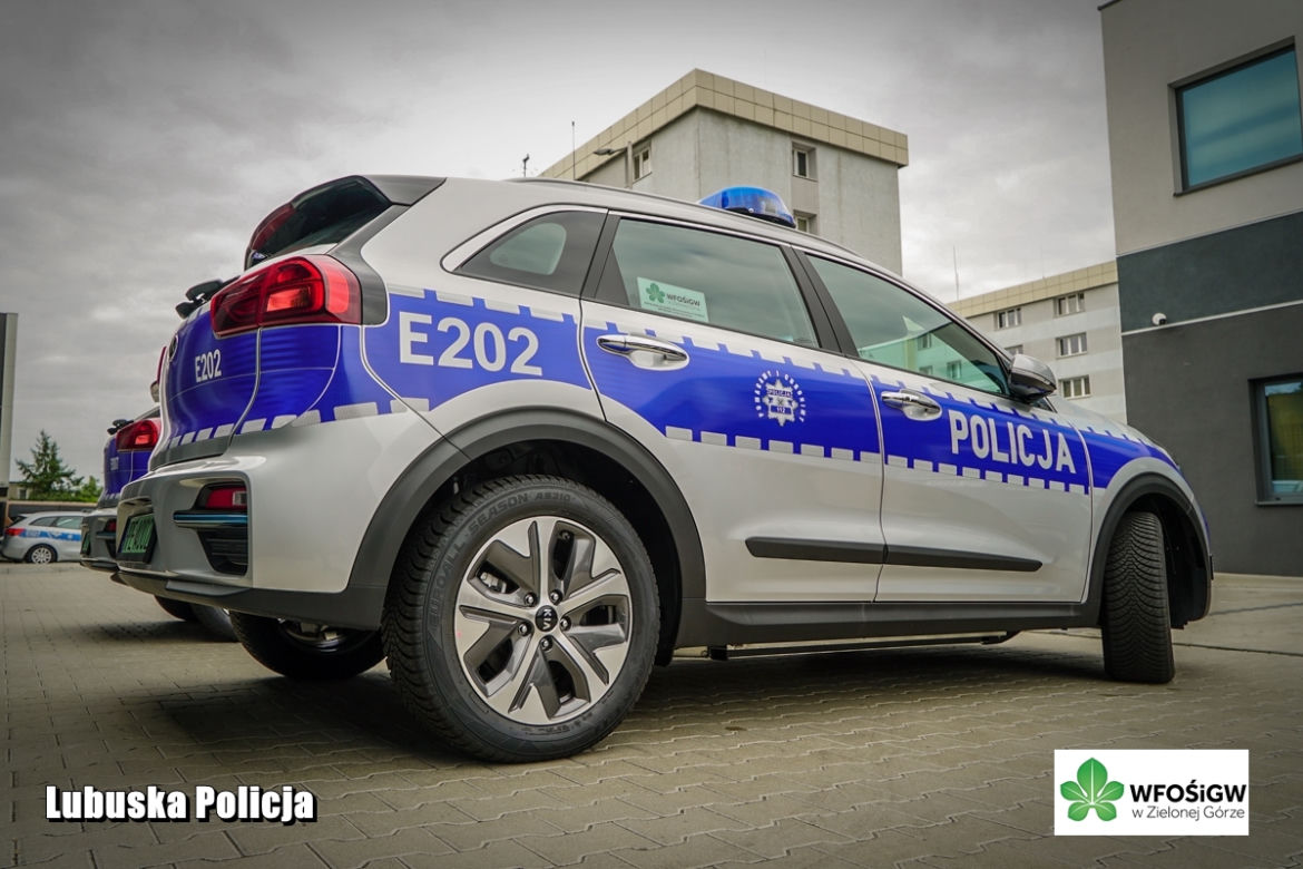 Nowe policyjne radiowozy z hasłem "Pomagamy i chronimy” na masce