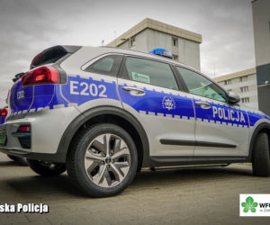 Nowe policyjne radiowozy z hasłem Pomagamy i chronimy” na masce