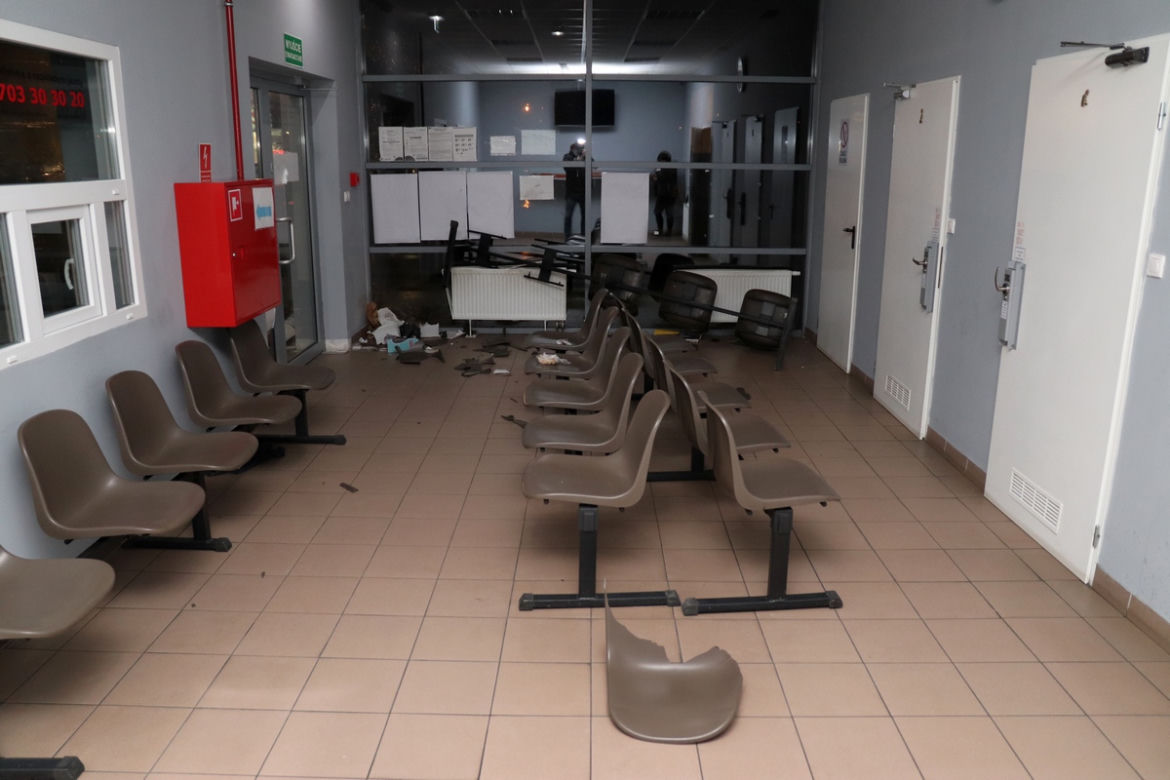 Zdemolował poczekalnię dworca w Radziejowie. 45-latek był kompletnie pijany