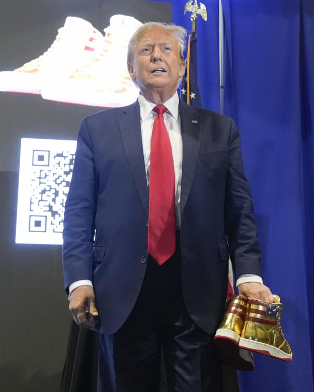 Donald Trump sprzedaje złote buty! "Chciałem tego od dawna"