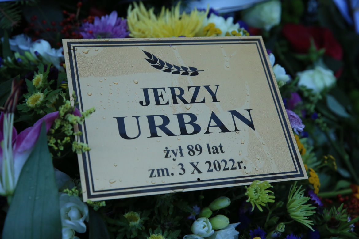 Grób Jerzego Urbana. Dzień po pogrzebie z pomnika zniknęła wódka!
