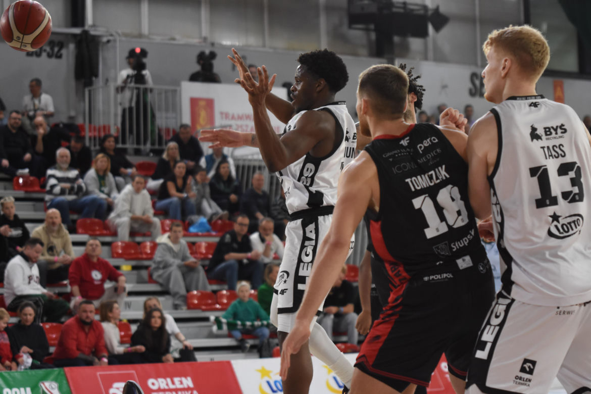 Legia Warszawa wygrała 87:76 z Energą Czarnymi Słupsk