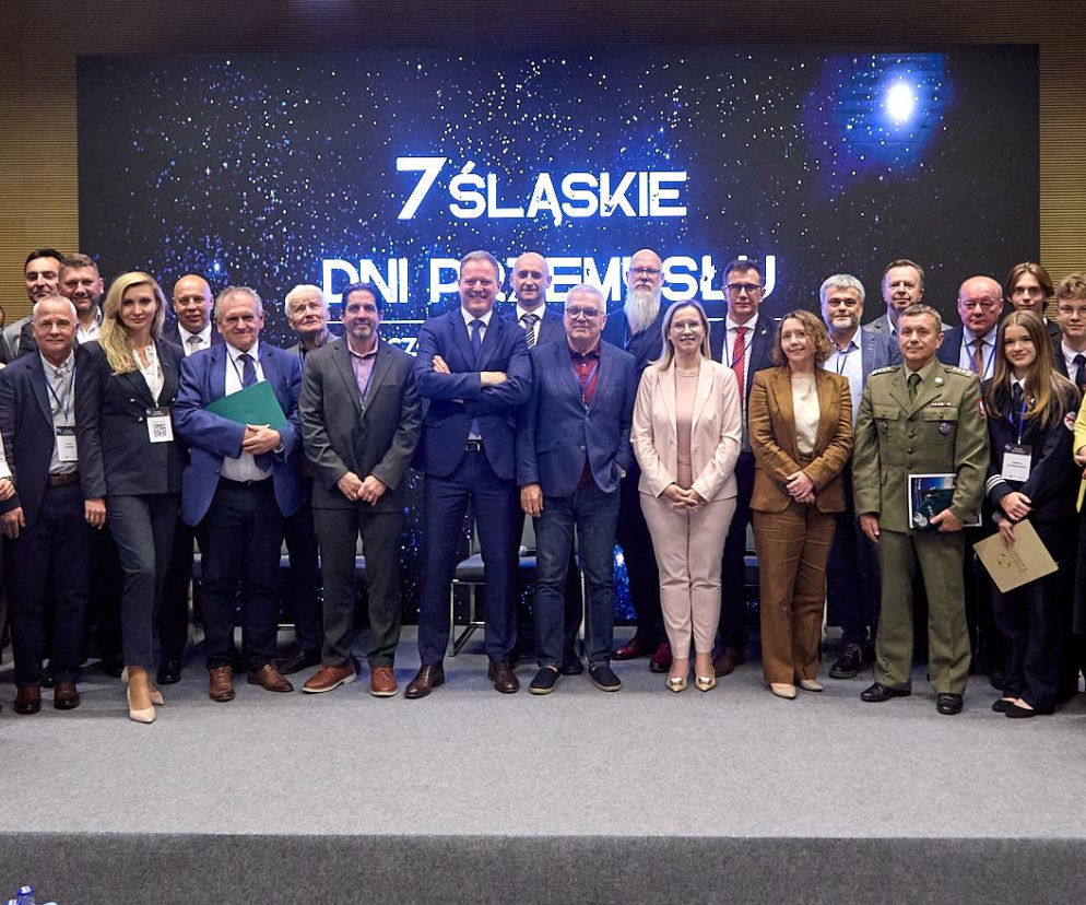 Grupa kilkudziesięciu panelistów i ekspertów, w tym wojskowych i cywilnych, pozuje do zdjęcia na tle ekranu z napisem 7 Śląskie Dni Przemysłu podczas VII Śląskich Dni Przemysłu Lotniczo-Obronno-Kosmicznego, o których więcej przeczytasz na naszym portalu.