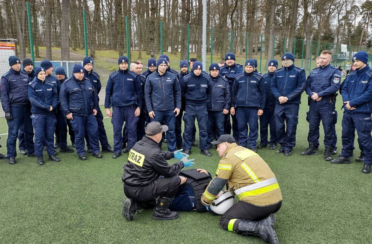 Ćwiczenia policji na stadionie w Iławie
