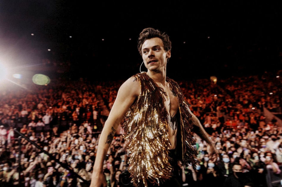 Harry Styles ŚCIĄŁ swoje piękne, długie włosy. Jest prawie ŁYSY!