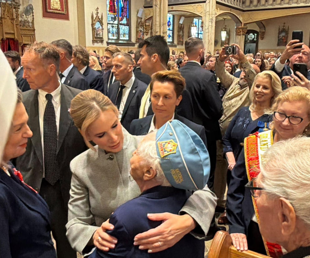 Marta Nawrocka obejmuje Helenę Knapczyk w kościele na Greenpoincie. O wizycie pary prezydenckiej przeczytasz na SE.