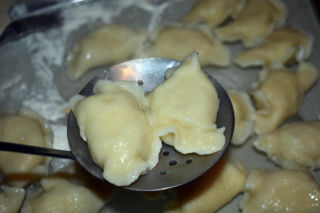 Nietypowy dodatek do gotowania pierogów. Ten trik zmienia wszystko