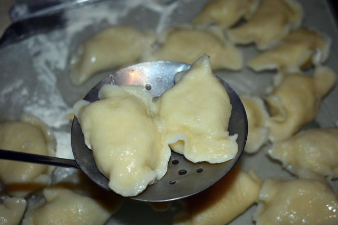 Nietypowy składnik odmieni klasyczne pierogi. Wystarczy jedna zmiana, by zachwycić gości