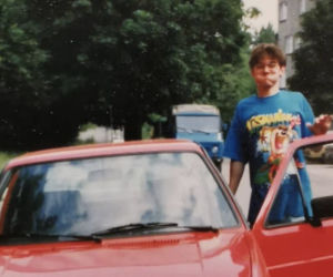 Kuba Wojewódzki ze swoim Volkswagenem Golfem GTI