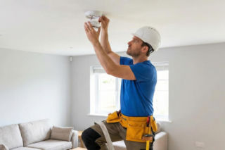 Bezpieczny dom zaczyna się od czujnika. Jak prawidłowo montować czujniki dymu i tlenku węgla?