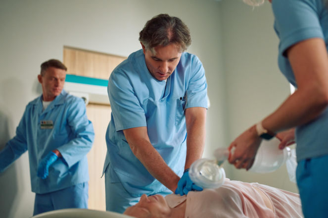 Na Wspólnej, odcinek 4195: Chwila ulgi Krystyny kończy się dramatycznym zatrzymaniem akcji serca na oczach przerażonej córki - ZDJĘCIA