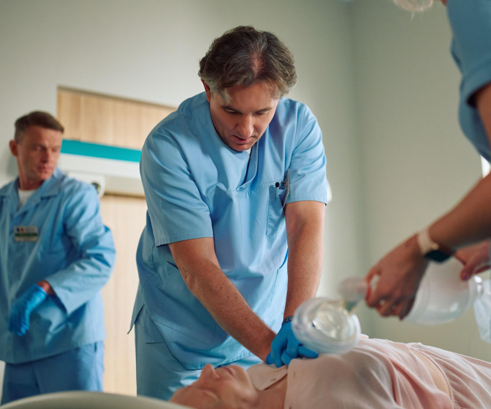 Na Wspólnej, odcinek 4195: profesor Agier słabnie na oddziale kardiochirurgii. Na oczach przerażonej córki dochodzi u niej do zatrzymania akcji serca