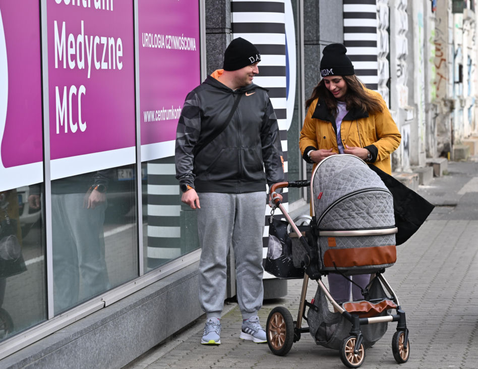 Kamila Ścibiorek walczy o odzyskanie formy po porodzie. Z miesięczną córeczką i ukochanym wybrała się do specjalistycznej kliniki