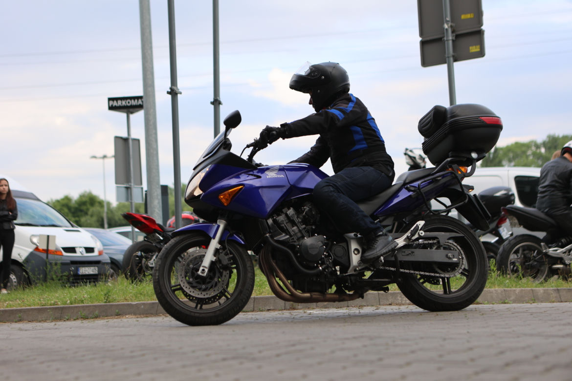 Przed Areną Lublin symbolicznie pożegnano dwójkę tragicznie zmarłych motocyklistów