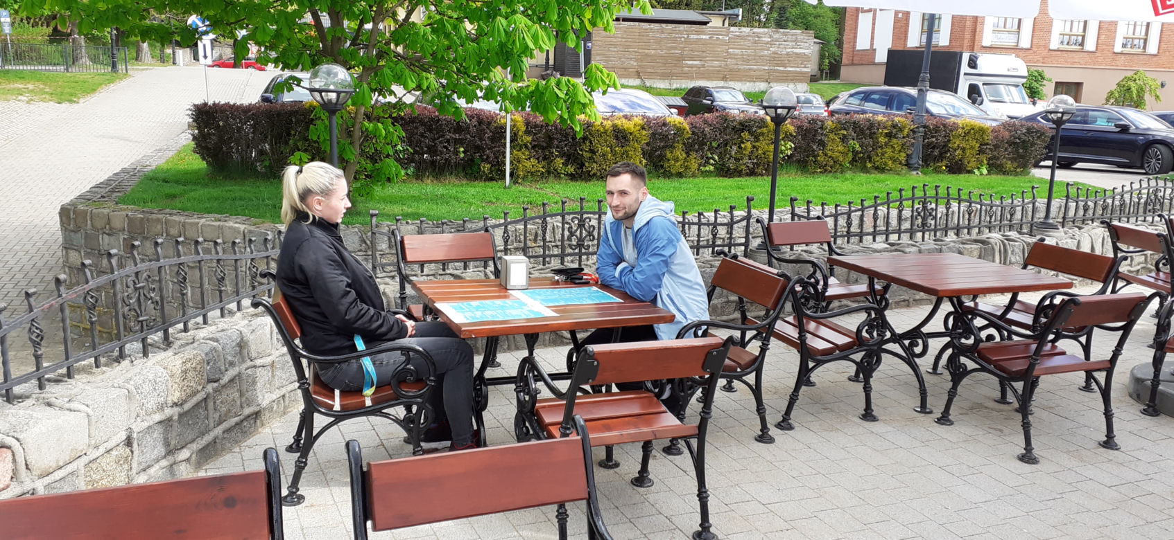 Przechodnie w Iławie bez maseczek oraz pierwsi klienci ogródków w restauracjach