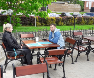 Przechodnie w Iławie bez maseczek oraz pierwsi klienci ogródków w restauracjach