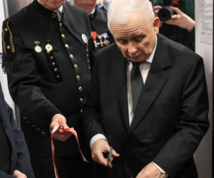 Jarosław Kaczyński na otwarciu wystawy pt. „Katyń 1940 - Smoleńsk 2010. Anatomia kłamstwa” w Muzeum Miejskim w Jastrzębiu-Zdroju
