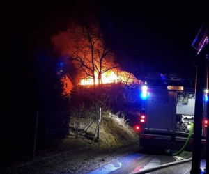 Stodoła doszczętnie strawiona przez płomienie! Dzięki strażakom ocalał dom 