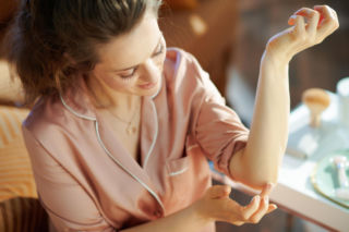 Ciemne i szorstkie łokcie? Zapomnij o drogich kremach. Ten trik za grosze sprawi, że skóra będzie gładka jak jedwab