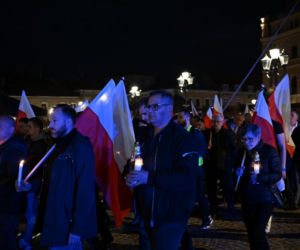 Marsz milczenia w Jarosławiu po ataku na księdza. Mieszkańcy w żałobie