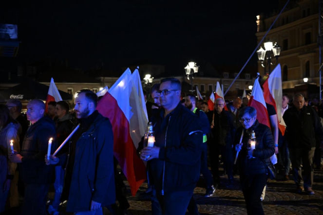 Marsz milczenia w Jarosławiu po ataku na księdza. Mieszkańcy w żałobie