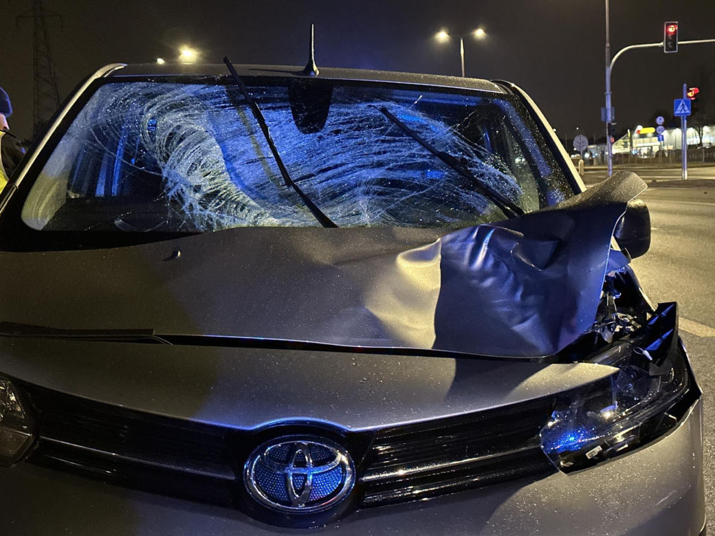 Dramat na drodze. Rozpędzone auto zmiotło rowerzystę z jezdni. Cyklista przeleciał kilkanaście metrów w powietrzu